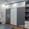 Chiếc tủ thiết kế theo phong cách hiện đại, 2m8x2m6, bên phải là cột trang trí, bên trái và giữa là 3 khoang lớn với 6 cánh; chiếc tủ được thiết kế 2 tầng trên dưới riêng biệt, màu phối giữa trắng và chì đẹp một cách cuốn hút