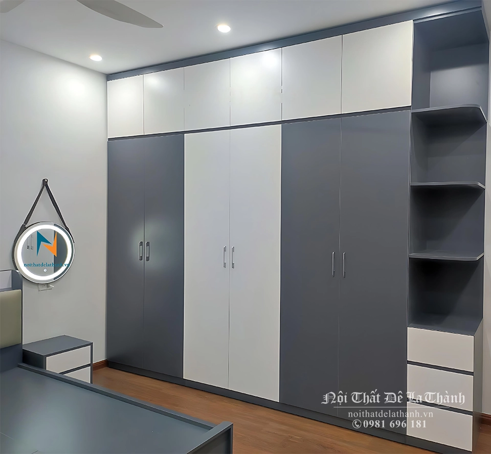 Chiếc tủ thiết kế theo phong cách hiện đại, 2m8x2m6, bên phải là cột trang trí, bên trái và giữa là 3 khoang lớn với 6 cánh; chiếc tủ được thiết kế 2 tầng trên dưới riêng biệt, màu phối giữa trắng và chì đẹp một cách cuốn hút