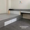 Chiếc giường được thiết kế thông minh với các tấm lật, đuôi giường là 2 cánh mở, đuôi giường nối liền với bàn học