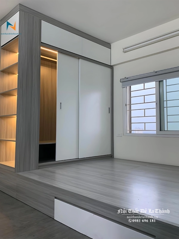 Combo giường 1m4 với các tấm lật thông minh, thiết kế liền tủ cánh lùa 1m4x2m6 cao kịch trần, phần trang trí lắp đèn led, chất liệu MDF. Đây là thiết kế gọn, tối ưu không gian