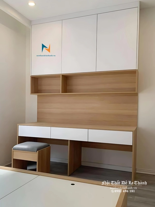 Chiếc giường trong combo giá rẻ, đầu giường bọc nệm, 2 bên là 2 táp treo, vách ốp gỗ