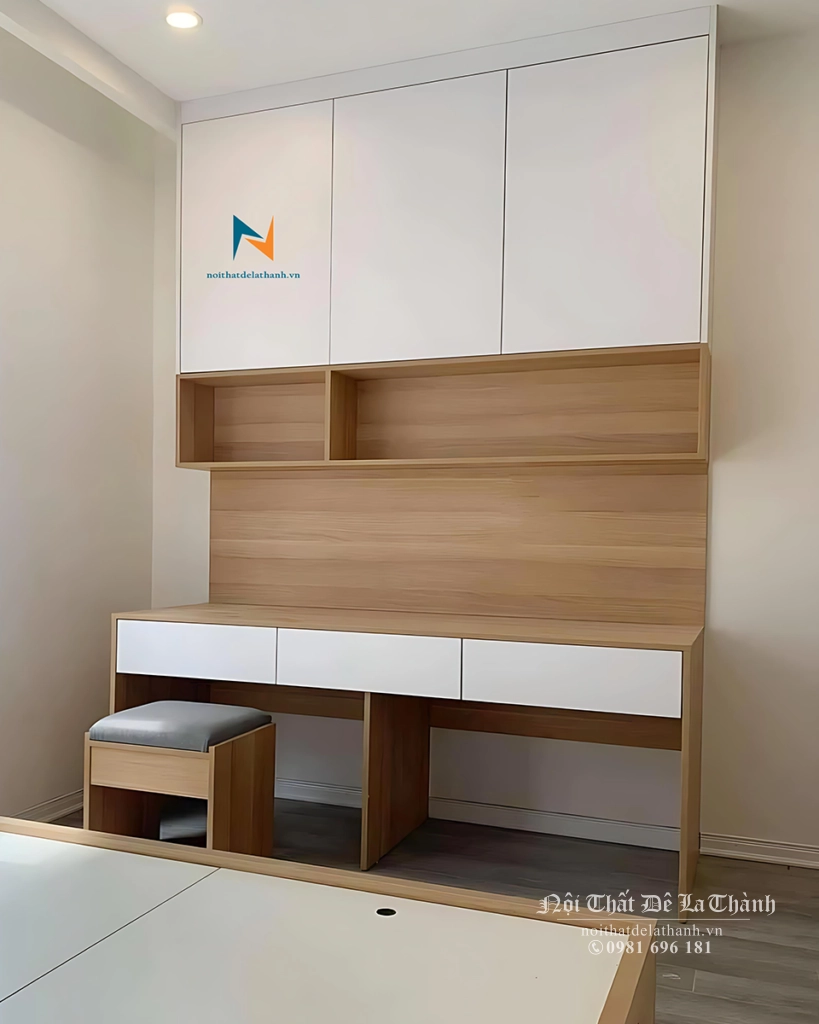 Chiếc giường trong combo giá rẻ, đầu giường bọc nệm, 2 bên là 2 táp treo, vách ốp gỗ