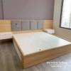 Chiếc giường trong combo giá rẻ, đầu giường bọc nệm, 2 bên là 2 táp treo, vách ốp gỗ