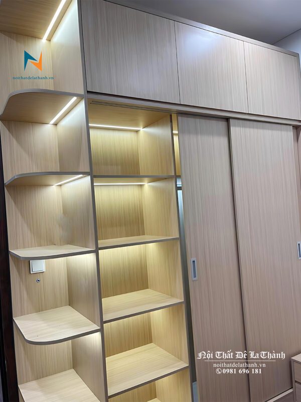 Bên trong tủ cánh lùa được chia thành 2 buồng, 1 buồng có các đợt gỗ để quần áo gấp, khoang lớn có thanh treo để treo đồ