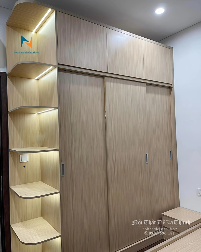 Chiếc tủ gỗ công nghiệp cánh lùa được lắp thêm đèn led rất đẹp mắt