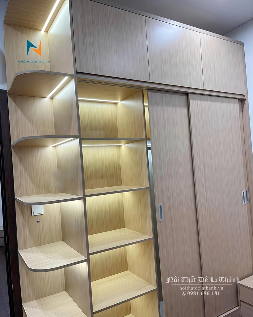 Bên trong tủ cánh lùa được chia thành 2 buồng, 1 buồng có các đợt gỗ để quần áo gấp, khoang lớn có thanh treo để treo đồ