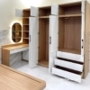Thiết kế bên trong chiếc tủ 2 tầng, gồm 2 khoang lớn, 3 ngăn kéo, kệ trang trí góc đi kèm với các suốt treo