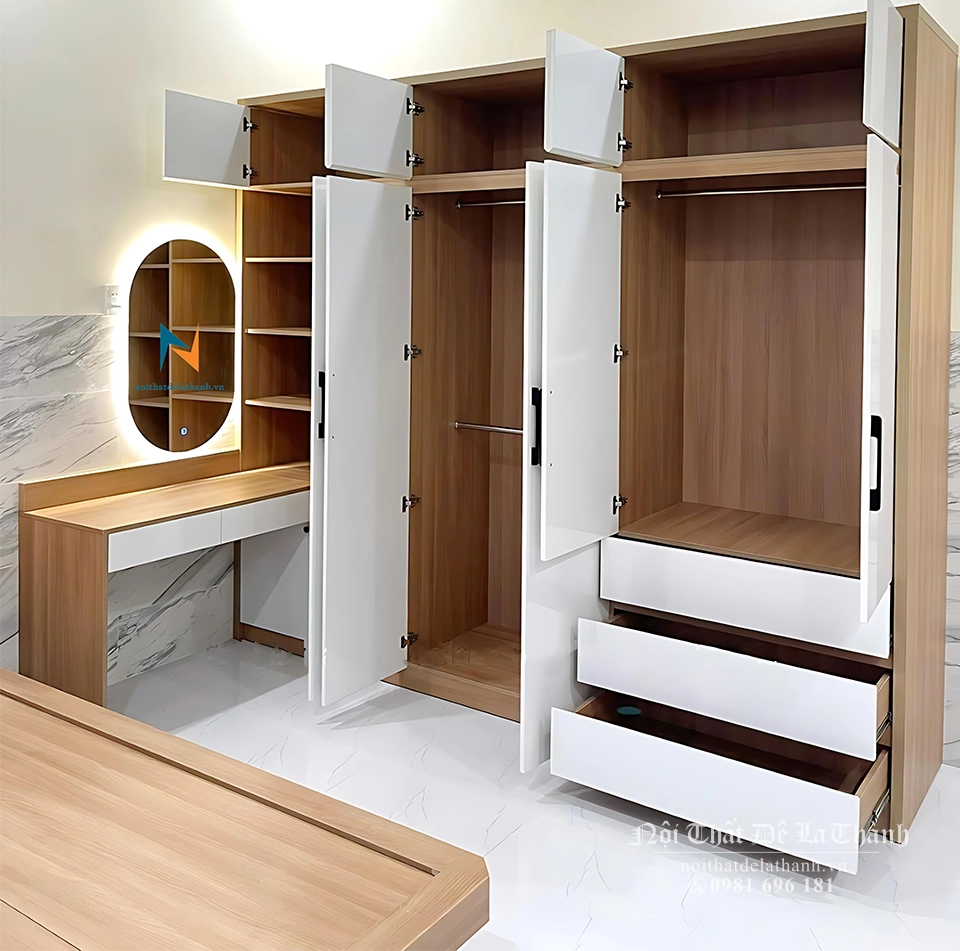 Thiết kế bên trong chiếc tủ 2 tầng, gồm 2 khoang lớn, 3 ngăn kéo, kệ trang trí góc đi kèm với các suốt treo