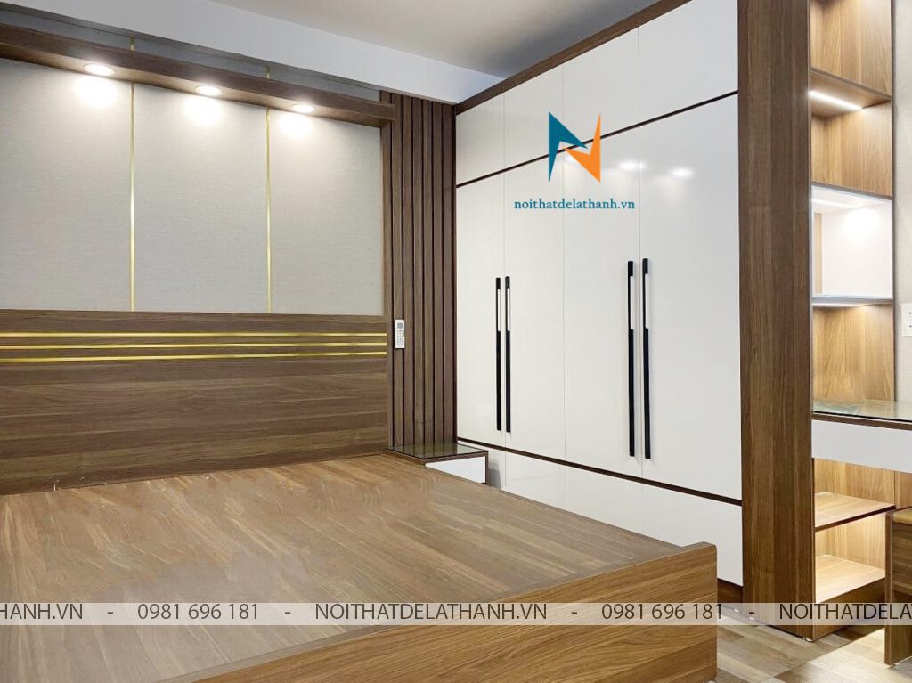 Bộ combo phòng ngủ nhà phố được thiết kế theo phong cách decor hiện đại, chất liệu gỗ công nghiệp MDF phủ melamine, màu cở bản là màu gỗ, phối với màu cánh trắng