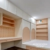Bộ giường liền tủ được thiết kế theo phong cách tân cổ điển, với tone màu trắng - hồng, rất đẹp dành cho các bạn gái