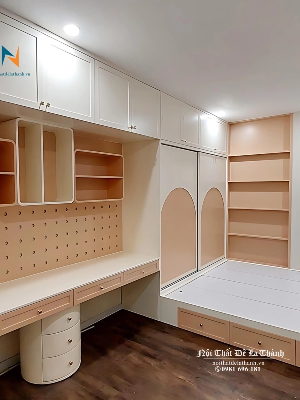 Phía trên bàn làm việc là 1 hệ tủ dài, tối ưu không gian sử dụng cho chủ nhân