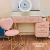 Combo còn có chiếc bàn phấn màu hường cuối phòng đồng tone màu