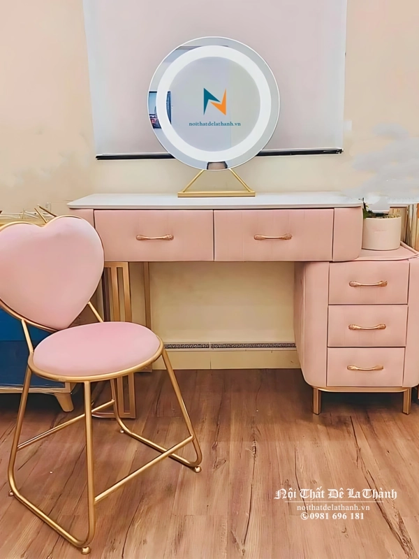 Combo còn có chiếc bàn phấn màu hường cuối phòng đồng tone màu