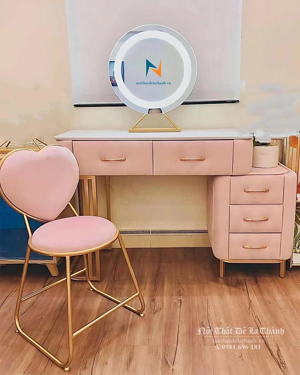 Combo còn có chiếc bàn phấn màu hường cuối phòng đồng tone màu