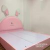 Chiếc giường tai thỏ đầu cao bọc nệm được rất nhiều cô gái yêu thích