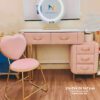 Combo còn có chiếc bàn phấn màu hường cuối phòng đồng tone màu