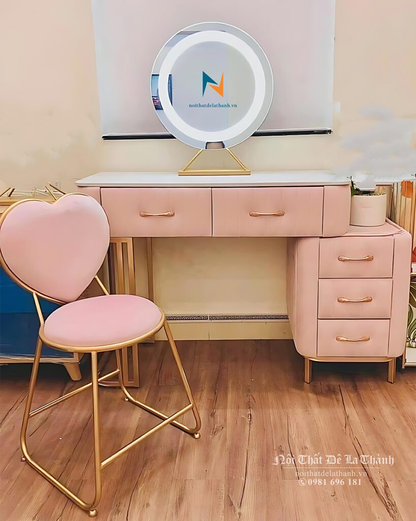 Combo còn có chiếc bàn phấn màu hường cuối phòng đồng tone màu
