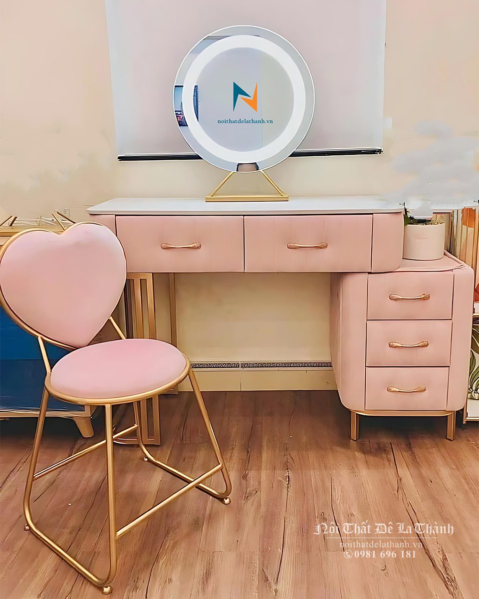 Combo còn có chiếc bàn phấn màu hường cuối phòng đồng tone màu