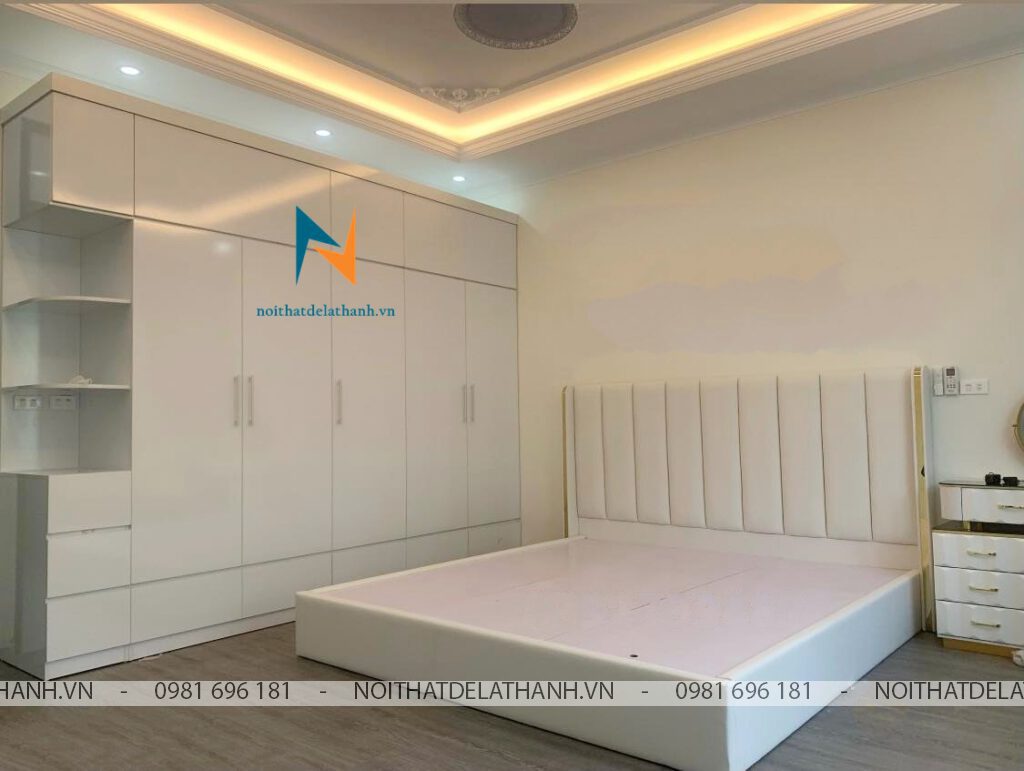 Combo phòng ngủ màu kem dành cho nữ gồm chiếc tủ hiện đại 2m4x2m45; giường bọc nỉ toàn thân 1m8x2m, bàn phấn 1m nhập khẩu