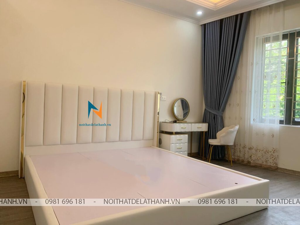 Phòng ngủ màu kem với chiếc giường bọc nỉ toàn thân 1m8x2m; bàn trang điểm nhập khẩu