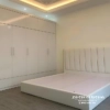 Combo phòng ngủ màu kem dành cho nữ gồm chiếc tủ hiện đại 2m4x2m45; giường bọc nỉ toàn thân 1m8x2m, bàn phấn 1m nhập khẩu