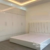 Combo giường tủ phòng ngủ màu trắng, thiết kế và thi công bởi Nội Thất Đê La Thành