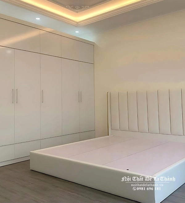 Combo giường tủ phòng ngủ màu trắng, thiết kế và thi công bởi Nội Thất Đê La Thành