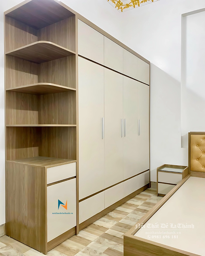 Combo phòng ngủ nhà phố với chiếc tủ 2 tầng 1mx2m45, 2 cánh mở, góc trang trí bên trái, tủ có 5 ngăn kéo, thân tủ màu gỗ gần màu sàn nhà, cánh tủ màu vải