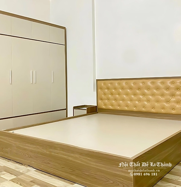 Phòng ngủ với chiếc giường đầu bọc nệm ngày càng được ưa chuộng, nó vừa mang lại giá trị thẩm mỹ, vừa giúp người dùng thấy êm lưng khi ngồi đọc sách/ xem tivi