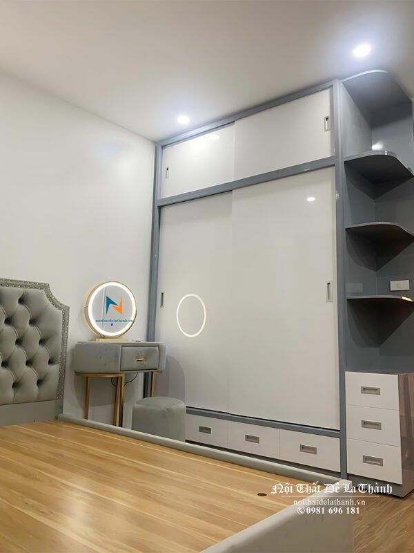Combo gồm có chiếc tủ cánh lùa 2 tầng, 2mx2m6, bên phải có kệ góc trang trí, thiết kế theo phong cách hiện đại rất đẹp