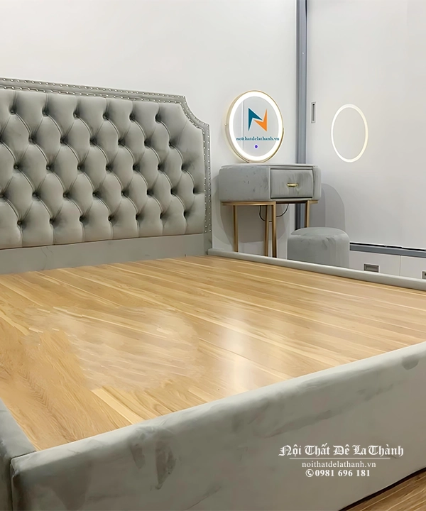 Chiếc giường bọc nhung toàn thân theo phong cách châu Âu hiện đại, đầu rút khuy hình quả trám, ngày nay rất được chị em ưa thích