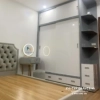 Phòng ngủ màu xám trắng thiết kế theo phong cách decor, phù hợp dành cho nữ hay làm phòng cưới, với chiếc giường 1m6 bọc nệm (nhung) toàn thân, tủ cánh lùa 2mx2m6, bàn phấn decor bọc nhung đi kèm gương led tròn và đôn tròn rất đẹp mắt
