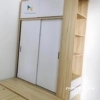 Chiếc tủ trong combo giường liền tủ được thiết kế theo kiểu hiện đại, cánh lùa, bên phải là kệ góc trang trí tiện lợi, 2 cánh lùa màu trắng, tủ có 2 tầng, kích thước 1m6x2m45