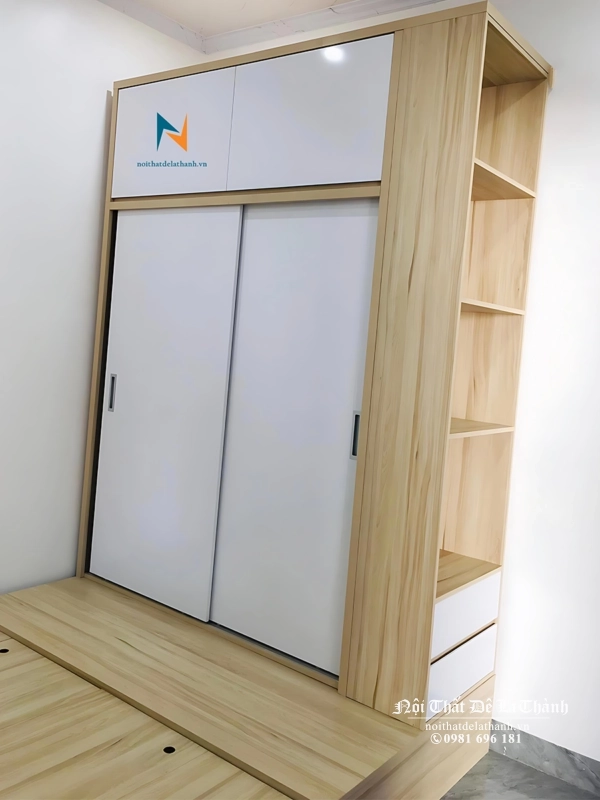 Chiếc tủ trong combo giường liền tủ được thiết kế theo kiểu hiện đại, cánh lùa, bên phải là kệ góc trang trí tiện lợi, 2 cánh lùa màu trắng, tủ có 2 tầng, kích thước 1m6x2m45