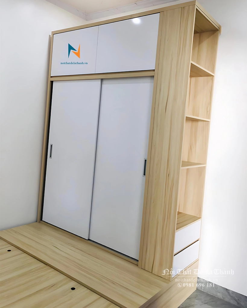Chiếc tủ trong combo giường liền tủ được thiết kế theo kiểu hiện đại, cánh lùa, bên phải là kệ góc trang trí tiện lợi, 2 cánh lùa màu trắng, tủ có 2 tầng, kích thước 1m6x2m45
