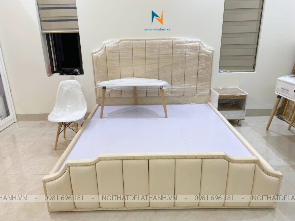 Bộ giường tủ gỗ công nghiệp sang trọng với chiếc giường lõi gỗ MDF, bên ngoài bọc nỉ nhung màu sáng toàn thân. Đây là chiếc giường phong cách châu Âu hiện đang rất được ưa chuộng để làm giường cưới