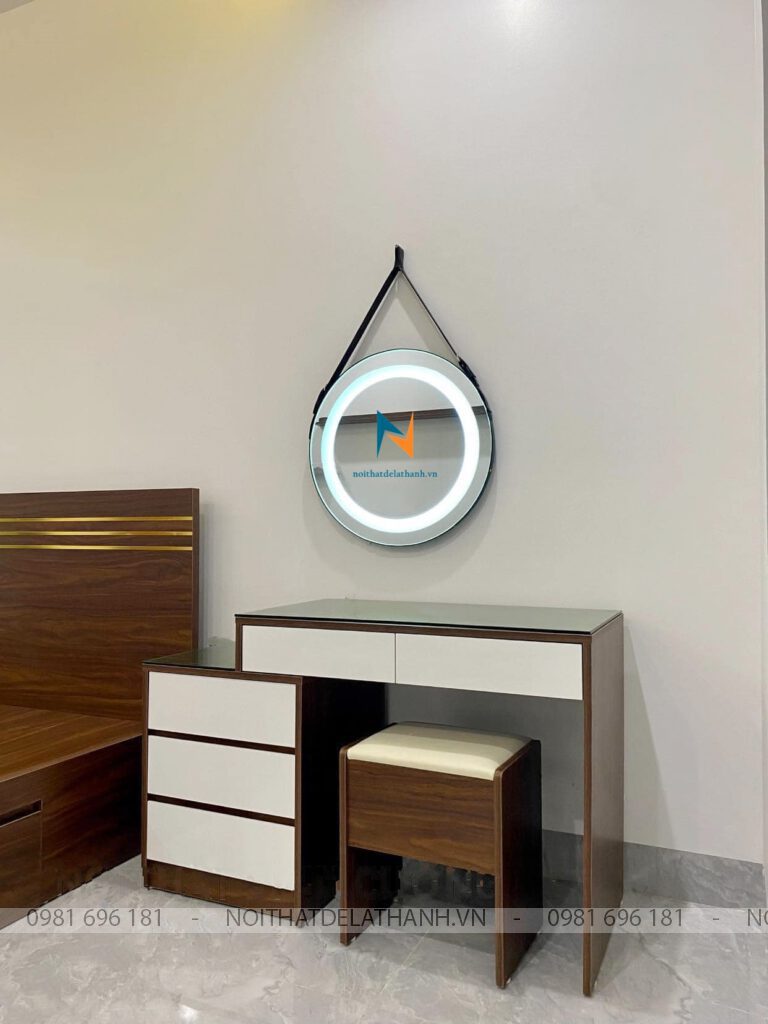 Chiếc bàn trang điểm thiết kế theo phong cách đơn giản, đi kèm với chiếc gương led tròn nhìn rất hiện đại