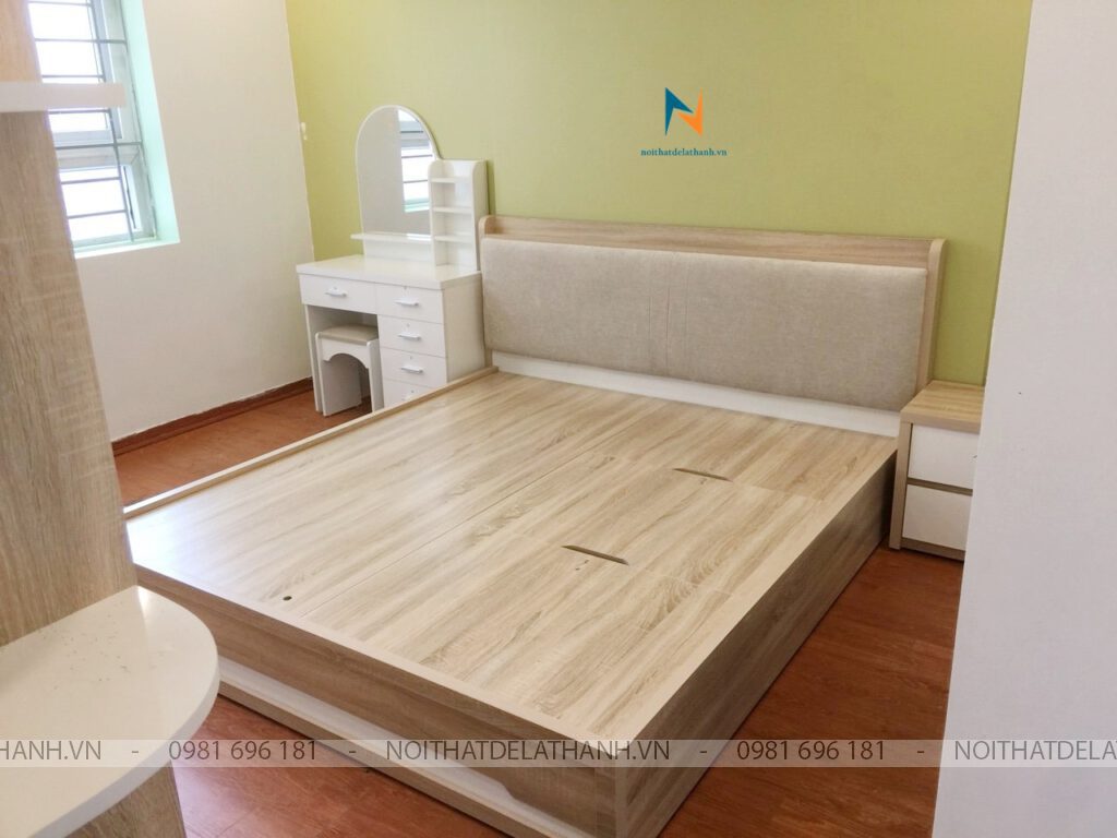 Bộ giường tủ gỗ công nghiệp với thiết kế hiện đại, trong đó điểm nhấn là chiếc giường thông minh đầu bọc nỉ, phản giường có 3 tấm lật để đồ tiện dụng