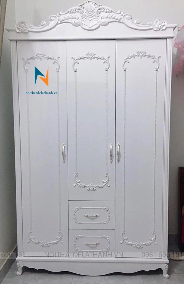 Một chiếc tủ áo 3 cánh phun sơn trắng, phong cách tân cổ điển