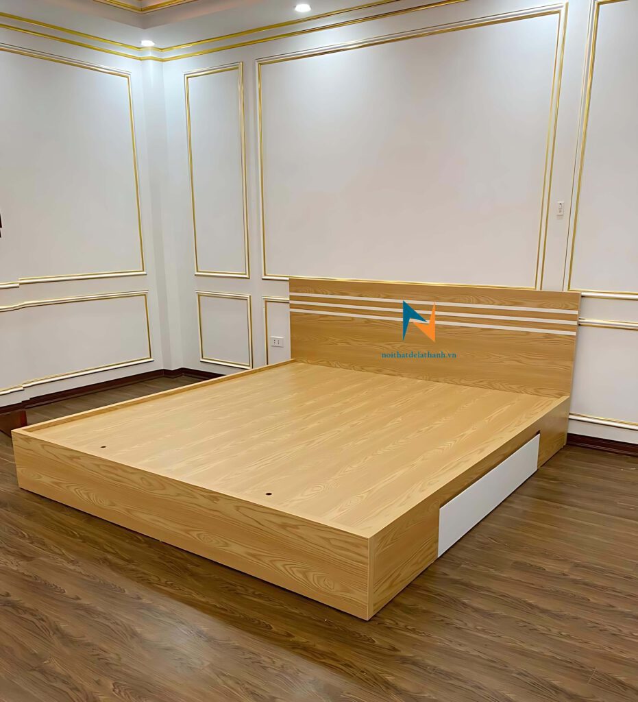 Ảnh thực tế chiếc giường 2mx2m2, màu sồi, mặt ngăn kéo màu trắng, đầu giường có 3 kẻ chỉ màu trắng