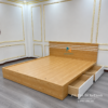 Chiếc giường ngủ gỗ công nghiệp 2m x 2m2 (hoặc tuỳ chọn 2m2 x 2m) màu sồi tươi rất đẹp dành cho cả gia đình ngủ