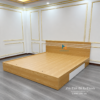 Ảnh thực tế chiếc giường 2mx2m2, màu sồi, mặt ngăn kéo màu trắng, đầu giường có 3 kẻ chỉ màu trắng