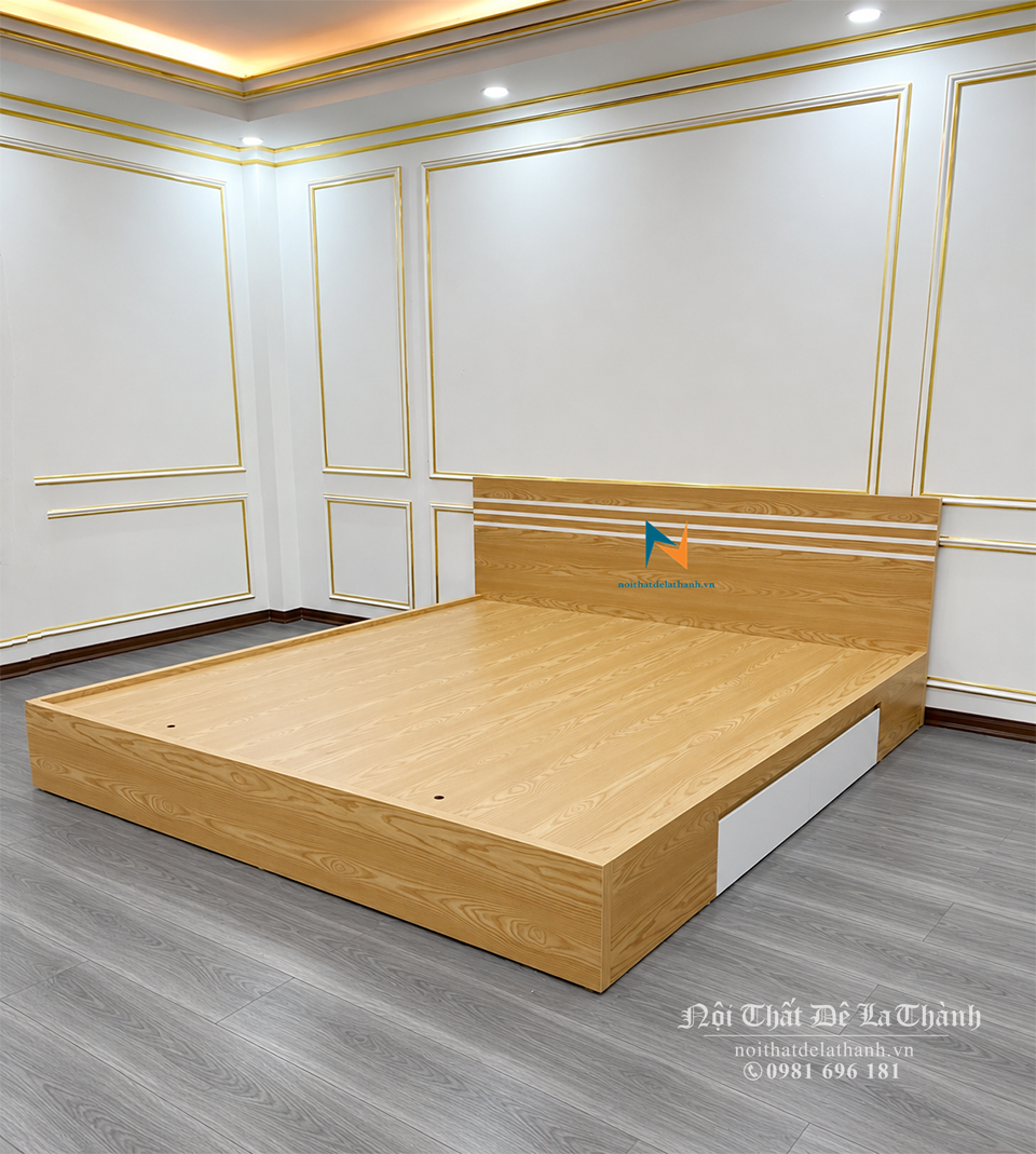 Ảnh thực tế chiếc giường 2mx2m2, màu sồi, mặt ngăn kéo màu trắng, đầu giường có 3 kẻ chỉ màu trắng