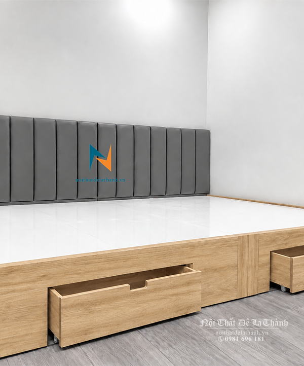 Chiếc giường kích thước rộng 2m2 x 2m (hoặc 2m x 2m2 tuỳ chọn), chất liệu gỗ công nghiệp; đầu giường bọc nệm êm ái, đuôi giường có thêm 2 ngăn kéo để quần áo nhỏ rất tiện dụng