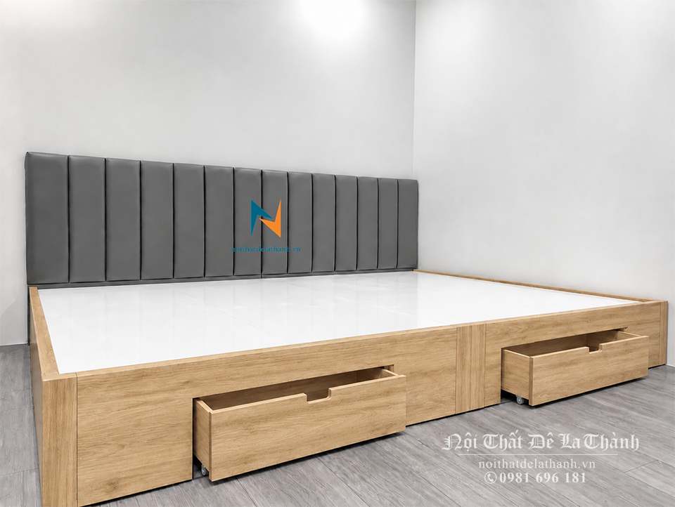 Chiếc giường kích thước rộng 2m2 x 2m (hoặc 2m x 2m2 tuỳ chọn), chất liệu gỗ công nghiệp; đầu giường bọc nệm êm ái, đuôi giường có thêm 2 ngăn kéo để quần áo nhỏ rất tiện dụng