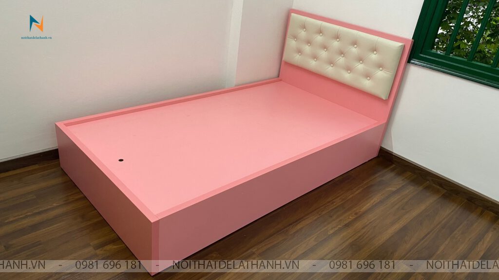 Chiếc giường gỗ công nghiệp MDF phủ melamine chống xước siêu xinh dành cho bé gái, kích thước 1m2 x 1m9 (hoặc 1m2 x 2m), thiết kế theo phong cách hiện đại, đầu giường bọc nệm da êm ái giúp bé ngồi tựa đọc sách thuận tiện