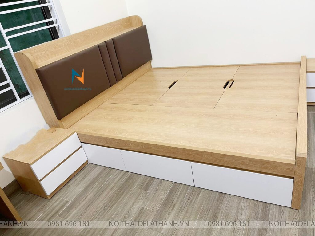 Chiếc giường chất liệu gỗ MDF Malaysia phủ melamine chống xước bền đẹp, kích thước 1m8 x 2m, thiết kế theo phong cách thông minh với 3 ngăn kéo bên vai, 3 tấm lật thông minh trên phải, đầu cao bắn nỉ rất đẹp mắt