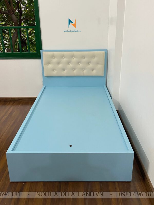 Chiếc giường đơn dành cho bé trai 10 tuổi, kích thước 1m2 x 1m9 (tuỳ chọn: 1m2 x 2m); chất liệu gỗ công nghiệp Malaysia phủ melamine chống xước; đầu giường bọc nệm da giúp bé tựa đọc sách êm ái