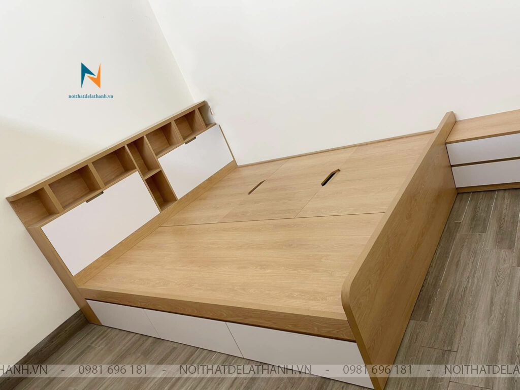 Chiếc giường gỗ công nghiệp thông minh hiện đại chất liệu MDF phủ melaine chống xước, bên vai trang bị 3 ngăn kéo, trên phản có 3 tấm lật bằng pitong, đầu cao chia thành các hộp để đồ, rất phù hợp với các phòng ngủ nhỏ