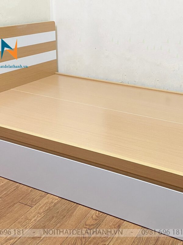 Chiếc giường tầng dạng thấp gỗ công nghiệp MDF, thiết kế theo phong cách thông minh hiện đại: kéo ra sẽ hô biến thành 1 chiếc giường tầng bên dưới, chuyên dùng cho không gian nhỏ